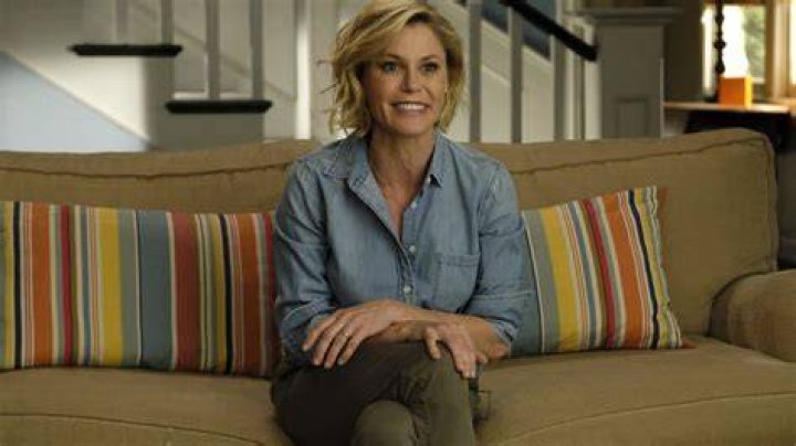 Claire Dunphy: Modern Family Actress - Behind the Scenes