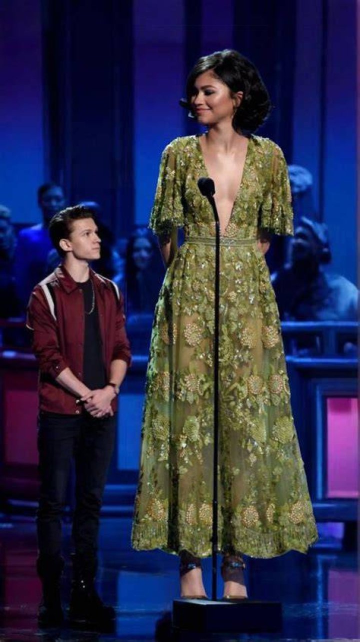 Zendaya Height in Feet: A Comprehensive Guide to the Star's Measurements and Career